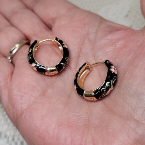 CCO Floral Huggie Hoop Earrings Enamel Stainless Steel Posts Black Pink OS New - Picture 4 of 12